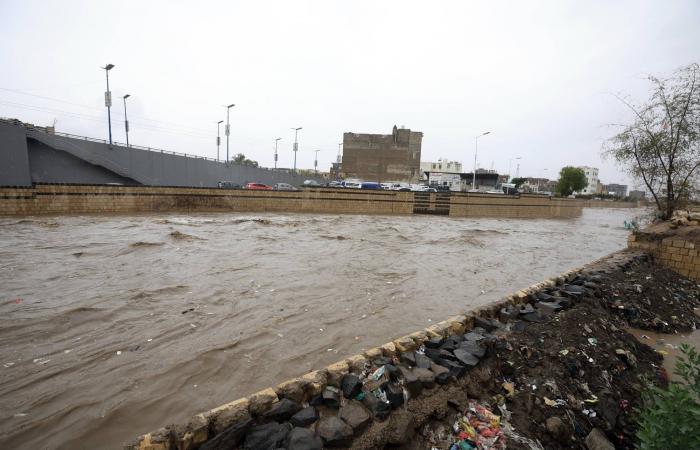 سيول
      جارفة
      تضرب
      تعز
      وتُخلف
      ضحايا
      ودماراً
      واسعاً