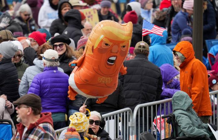 مظاهرات
      واسعة
      النطاق
      ضد
      ترمب
      في
      الولايات
      المتحدة
      (صور)