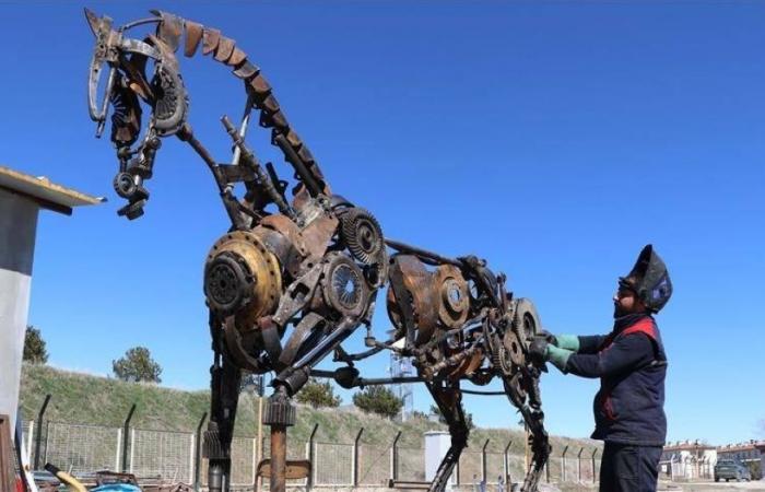 تماثيل الخيول لتعزيز ثقافة إعادة التدوير