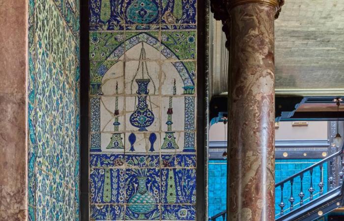 ثريا
      العيون
      الزرقاء
      في
      متحف
      «ليتون
      هاوس»
      بلندن:
      تعويذة
      ضد
      العنف
      والمحو