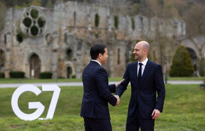 ظلوا
      لـ9
      أيام
      في
      البحر...
      غرق
      22
      مهاجراً
      قبالة
      سواحل
      اليونان