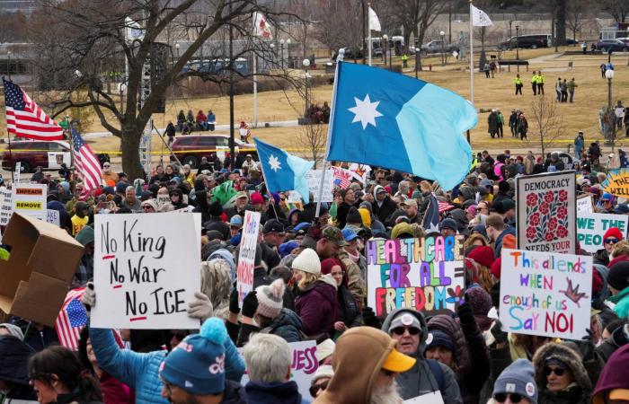 مظاهرات
      واسعة
      النطاق
      ضد
      ترمب
      في
      الولايات
      المتحدة
      (صور)