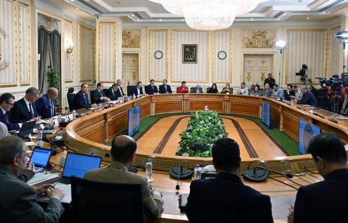 مصر:
      مدبولي
      يلوّح
      بإجراءات
      استثنائية
      «تدريجية»
      حال
      استمرار
      حرب
      إيران