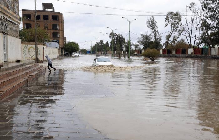 سيول
      جارفة
      تضرب
      تعز
      وتُخلف
      ضحايا
      ودماراً
      واسعاً