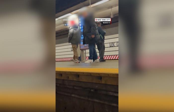 رجل يواجه تهمة القتل بعد دفع شخصين على قضبان مترو الأنفاق بنيويورك
