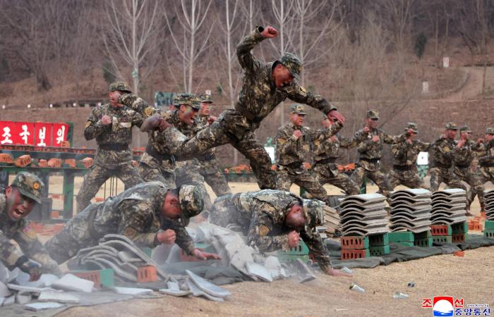 زعيم
      كوريا
      الشمالية
      يتفقد
      القوات
      الخاصة
      ويشرف
      على
      اختبارات
      أسلحة 