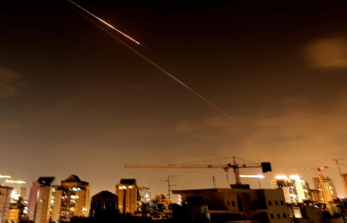 حريق هائل في مجمع صناعي بإسرائيل بعد هجوم.. وتحذير من "تسرب مواد خطرة"