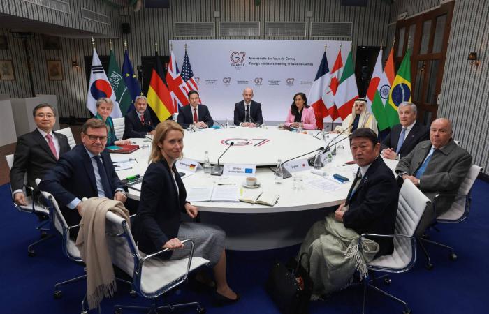 بريطانيا
      تجهِّز
      سفينة
      إنزال
      برمائية
      بمسيَّرات
      لإزالة
      ألغام
      مضيق
      هرمز