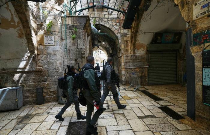 كنائس
      سوريا
      تحيي
      «الشعانين»
      وسط
      إجراءات
      أمنية
      مكثفة