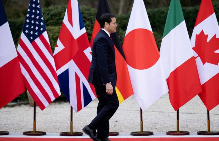 ترمب:
      إيران
      ستسمح
      بمرور
      20
      ناقلة
      نفط
      عبر
      مضيق
      هرمز
      في
      الأيام
      المقبلة