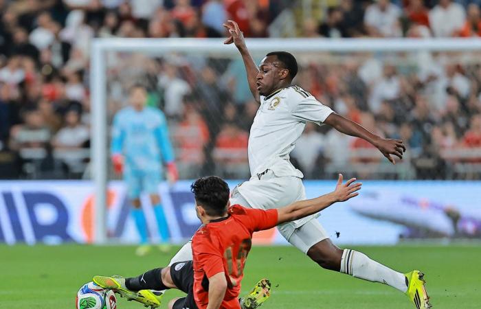 معسكر
      الأخضر
      في
      صربيا:
      شتاء
      قارس
      و«إصابة
      مندش»