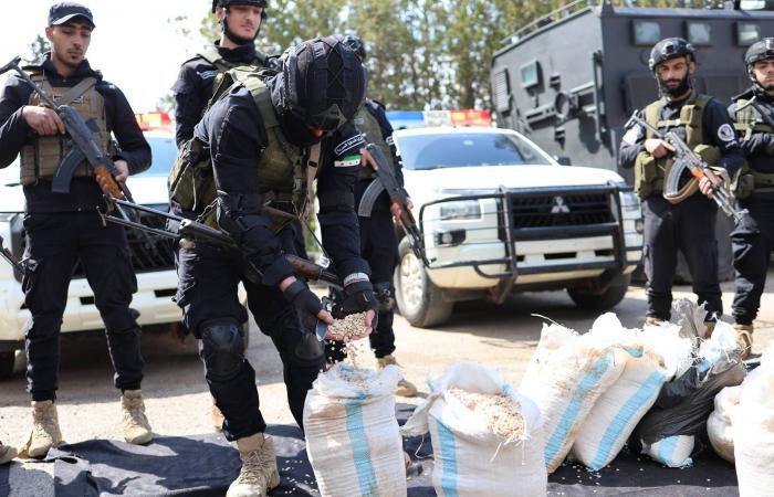 القبض
      على
      متهم
      بإدارة
      شبكات
      واسعة
      لتهريب
      المخدرات
      داخل
      سوريا
      وخارجها