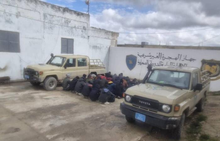 احتواء
      توتر
      أمني
      بغريان
      الليبية
      عقب
      مناوشات
      مسلّحة