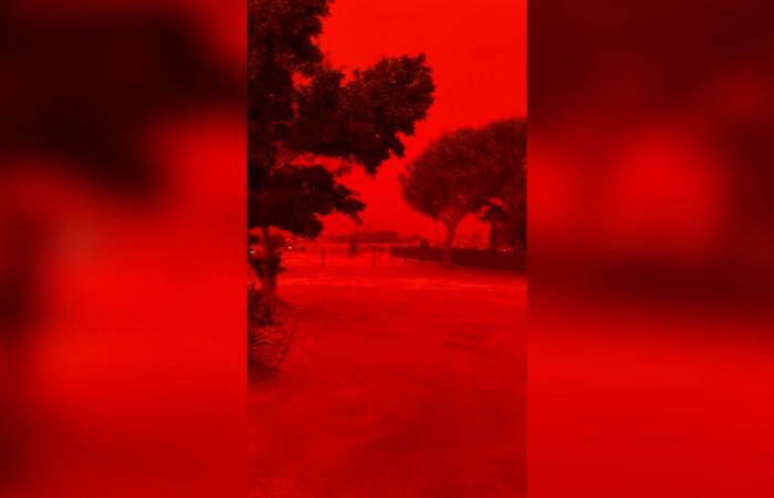 مشهد غريب.. سماء بلون الدم تسبق إعصارًا مداريًا في غرب أستراليا