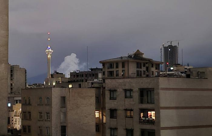 الجيش
      الإسرائيلي
      يشن
      ضربات
      على
      طهران
      ويتصدى
      لهجوم
      صاروخي
      من
      إيران