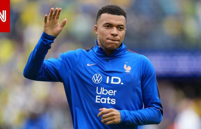 متابعة: تقمص دور لاعب كرة سلة.. مشهد طريف لمبابي في غرفة ملابس منتخب فرنسا