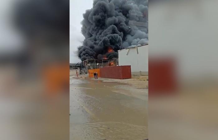 شاهد.. حريق ضخم بموقع صناعي وسط إسرائيل نتيجة اعتراض هجوم
