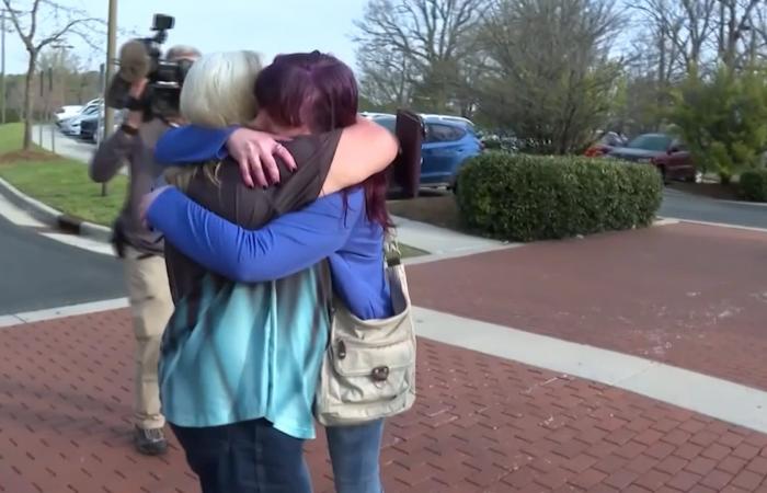 أم مفقودة تلتقي بابنتها للمرة الأولى منذ أكثر من 24 عامًا