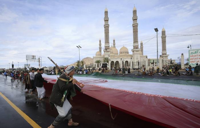 «المركزي
      اليمني»
      يقود
      تحركات
      لتعزيز
      الاستقرار
      الاقتصادي
      والنقدي