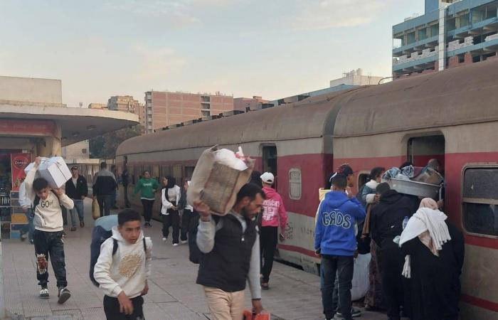 رحلة
      العمل
      اليومية
      عبء
      متزايد
      يرهق
      أسراً
      مصرية