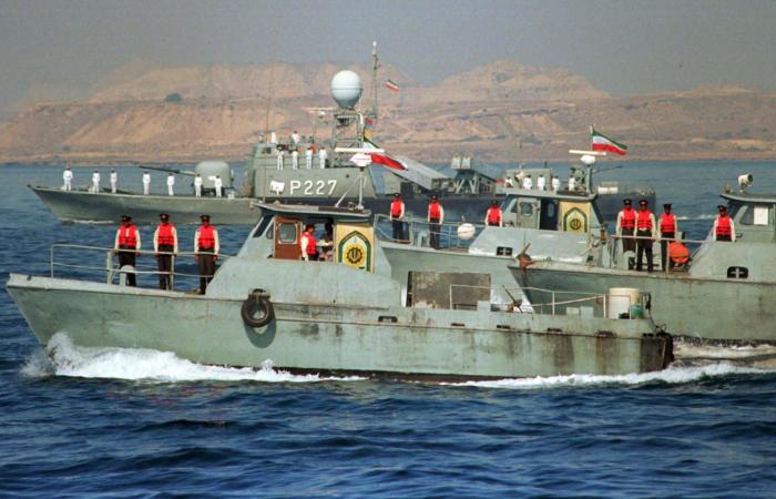 الحرس الثوري يؤكد مقتل قائد قواته البحرية بهجوم إسرائيلي