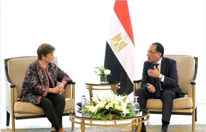 مصر:
      قمة
      قياسية
      للدولار
      تنذر
      بعودة
      «السوق
      السوداء»