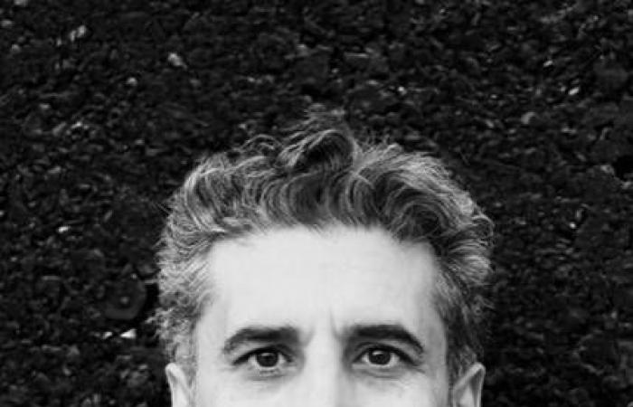 سعيد
      قمحاوي
      في
      «بقاء
      مؤقت»:
      تجربة
      مفتوحة
      على
      تحوّلات
      المادة