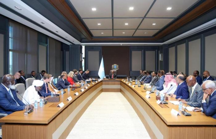 سفير دولة قطر يشارك في اجتماع الرئيس الصومالي مع السفراء المعتمدين