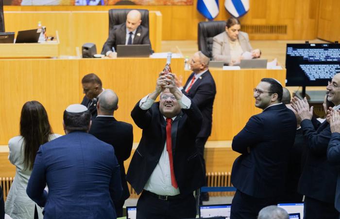 طواقم
      طبية:
      الغارات
      الإسرائيلية
      تقتل
      ستة
      في
      غزة