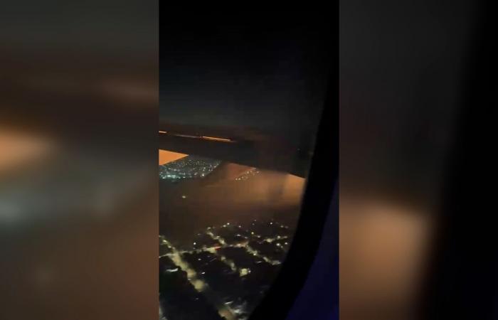 شاهد الرعب على متن طائرة ركاب بعد تعطل محركها عقب الإقلاع
