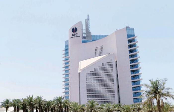 مؤسسة البترول الكويتية: إخماد حريق ناقلة النفط السالمي ولا تسرب نفطي في البيئة البحرية المحيطة