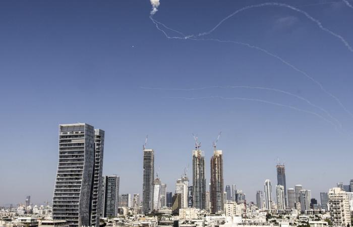 اشتعال النيران بسيارات في إسرائيل بعد سقوط شظايا صواريخ إيرانية