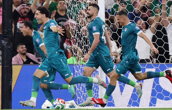 بعد التأهل للمونديال.. كيف أصبحت الظروف الصعبة "وقودًا" لإنجازات منتخب العراق على مر عقود؟