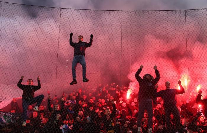 إسبانيول
      يرفض
      اتهام
      جماهيره
      بالعنصرية
      في
      «أحداث
      مباراة
      إسبانيا
      ومصر»