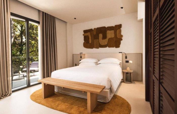 أماكن
      تأخذك
      من
      السرير
      إلى
      بركة
      السباحة
      مباشرة