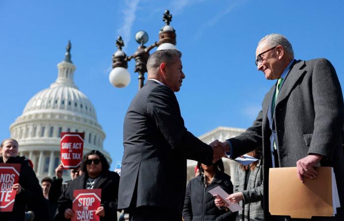 ترمب
      يقرر
      تقييد
      التصويت
      بالبريد...
      والولايات
      تطعن