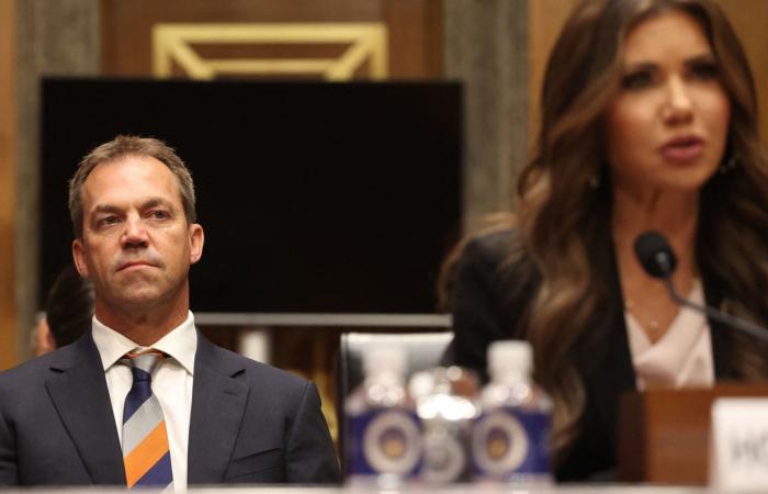 شاهد.. صورة لمن يبدو أنه زوج وزيرة أمريكية سابقة بثديين صناعيين تثير مخاوف أمنية