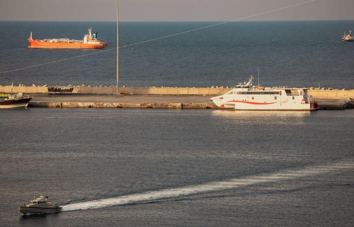 بعيدًا عن هرمز.. طرق بديلة للنفط تحت وطأة المخاطر