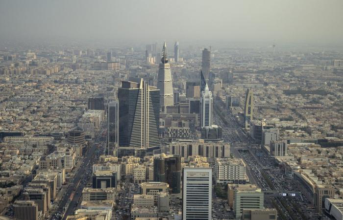 أمير سعودي ينتقد ساخرا إيران وإسرائيل بمناسبة "كذبة نيسان"