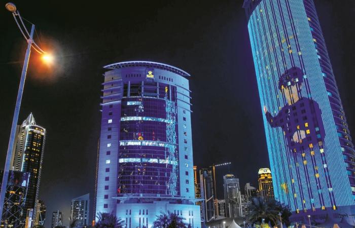 إحياء لليوم العالمي للتوحد.. العدل تضيء مبناها باللون الأزرق