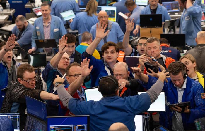 تبخُر
      آمال
      الهدنة
      يربك
      الأسواق
      العالمية
      ويهز
      «وول
      ستريت»