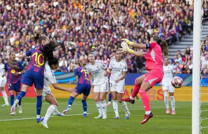 برشلونة
      يسحق
      ريال
      مدريد…
      ويفرض
      إعادة
      تعريف
      «الكلاسيكو»
      في
      كرة
      القدم
      النسائية