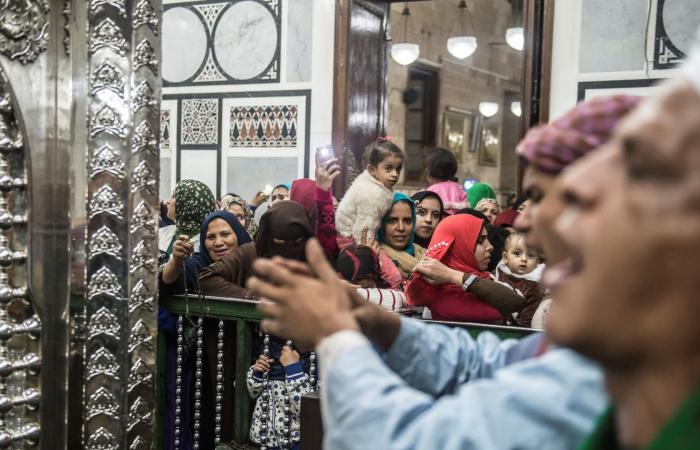 أوقاف مصر توضح حكم "التبرك والتوسل بالصالحين".. ما رأي ابن باز؟