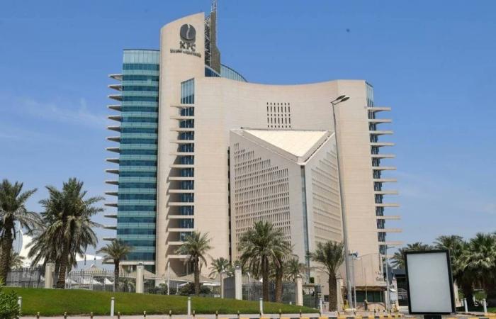  اندلاع حرائق جراء استهداف مصفاة ميناء الأحمدي في الكويت بمسيرات