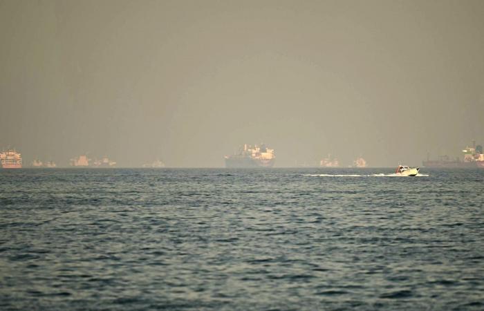 هرمز.. رفات بشرية يُعثر عليها في سفينة تلقت ضربة بالمضيق