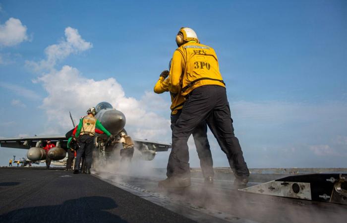 حشود
      ترمب
      العسكرية:
      رسائل
      ردع
      أم
      تمهيد
      لسيناريوهات
      أوسع؟