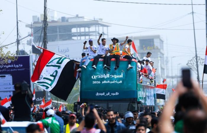 منتخب العراق يجوب شوارع بغداد بحافلة مكشوفة احتفالا بالتأهل إلى كأس العالم 2026 (فيديو)