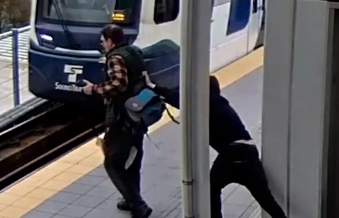 "تعمد توقيت هجومه".. فيديو لمشتبه به يحاول دفع شخص أمام قطار مسرع