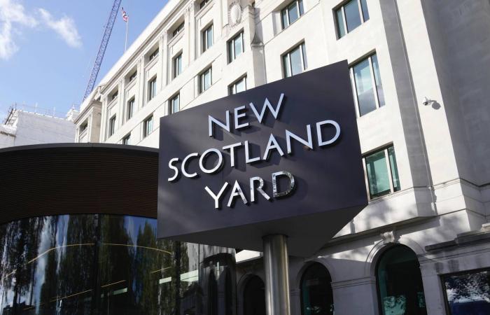 ميلوني
      تهنئ
      الشرطة
      باعتقال
      مشتبه
      به
      من
      عائلة
      إجرامية
      بعد
      مداهمة
      منتجع