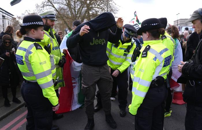 ميلوني
      تهنئ
      الشرطة
      باعتقال
      مشتبه
      به
      من
      عائلة
      إجرامية
      بعد
      مداهمة
      منتجع